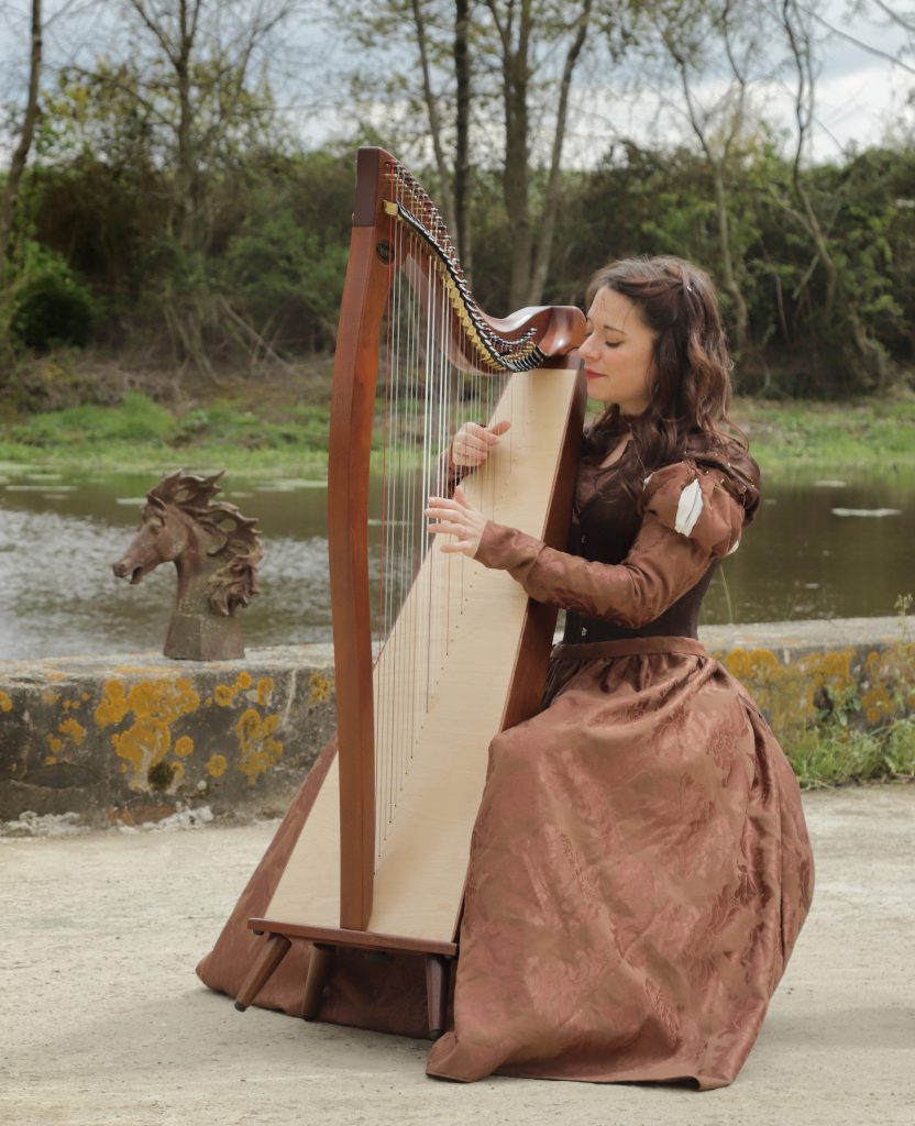 cecile branche chanteuse et harpiste,  Sarthe, Mayenne, Pays de la Loire, Bretagne et Normandie.